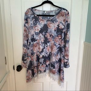 💲SOLD💲Pink blush Floral with Lace Detail Tunic